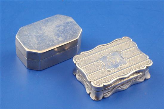 A George III silver octagonal vinaigrette and a Victorian vinaigrette
